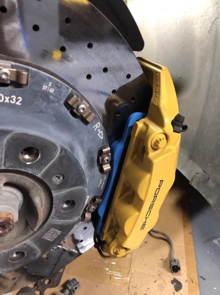 汽车刹车片多久换一次_陶瓷刹车片与金属刹车片区别