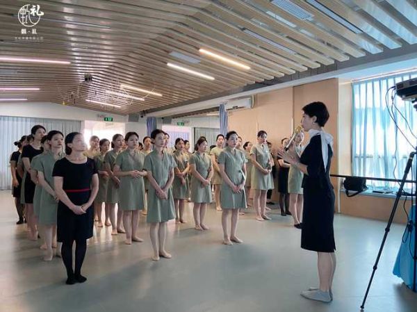 礼仪培训前景怎么样_礼仪培训师收入高吗