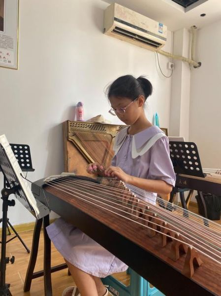 乐器培训班多少钱_学钢琴好还是吉他好